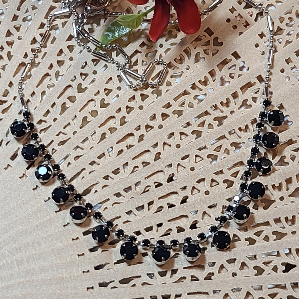 Pettie Necklace for sale super pretty black/silver